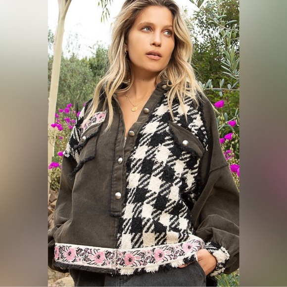 70. NWOT POL Black & Cream Plaid w/Floral Trim Button Down Shirt Shacket - Picture 7 of 7